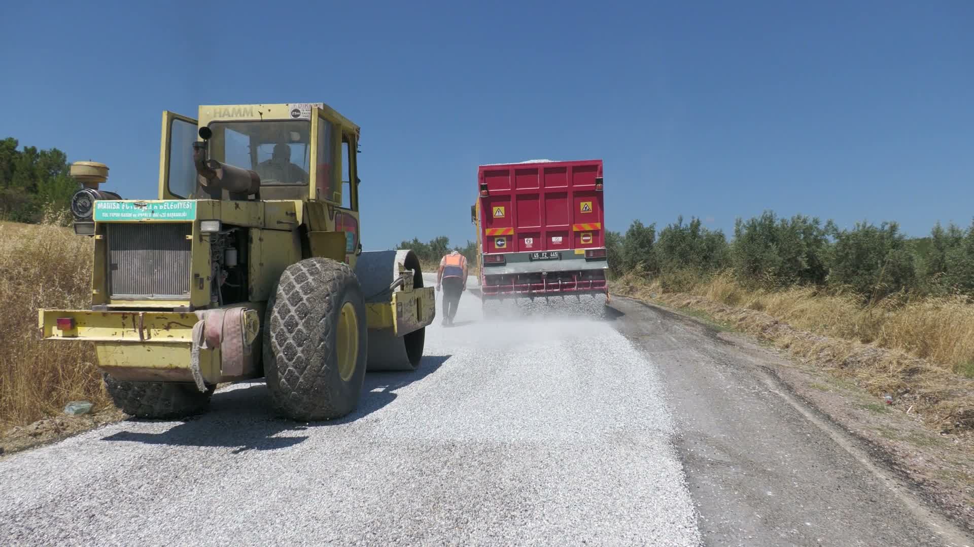 Gördes’te 14 Km Yola 2. Kat Soğuk Asfalt Çalışması Tamamlanıyor